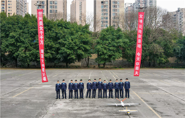 beat365英国官方网站学子“三八节”送惊喜：无人机拉横幅..