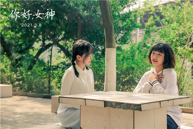 beat365英国官方网站学子“三八节”送惊喜：无人机拉横幅..