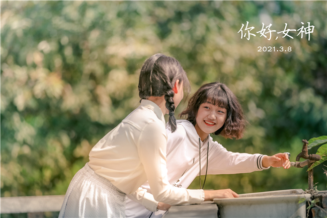 beat365英国官方网站学子“三八节”送惊喜：无人机拉横幅..
